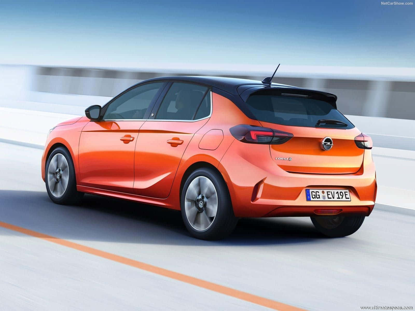 Opel Corsa 桌布 壁紙 — 一輛鮮橙色的Opel Corsa EV19E電動車在晴朗藍天下，於模糊的高速公路上疾馳。