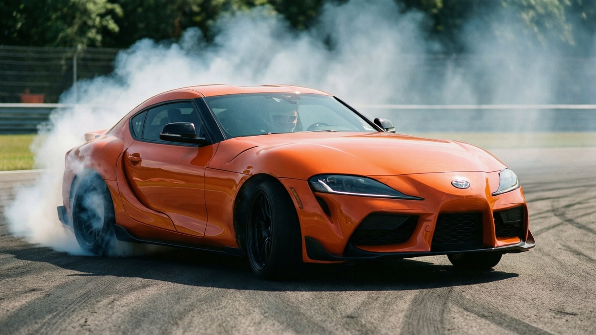 橙色豐田Supra在賽道甩尾，輪胎冒煙 — Toyota Supra 壁紙