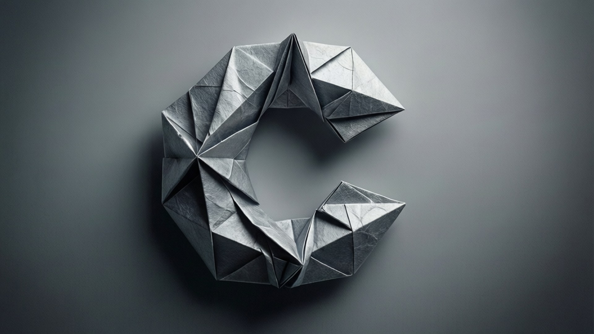 Origami Chrome 壁紙 — 一個用紋理灰色紙張精心折疊的摺紙字母C，放置在柔和的灰色背景上。