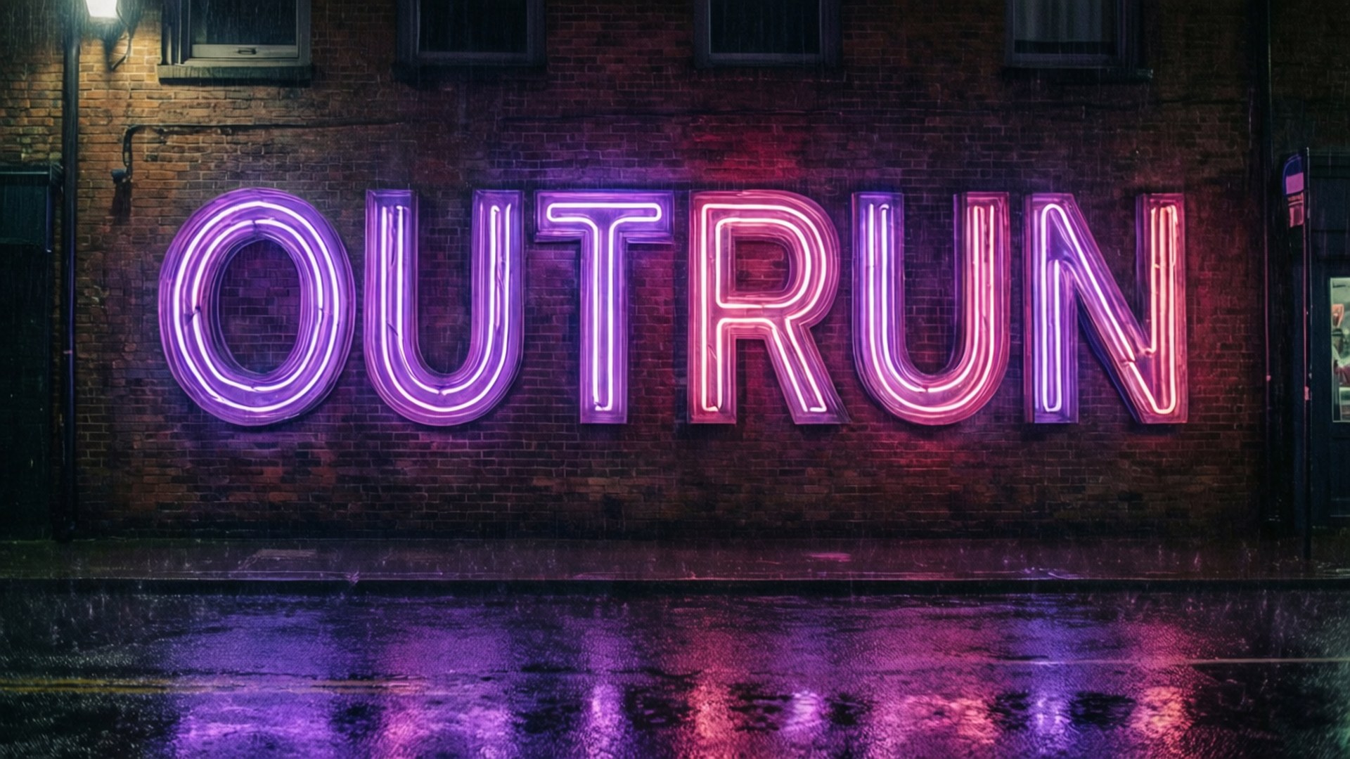 跑酷 桌布 壁紙 — 一個鮮豔的霓虹燈牌，上面寫著「OUTRUN」，在夜晚的濕磚牆上發出紫色和粉紅色的光芒，並反射在雨水浸濕的路面上。