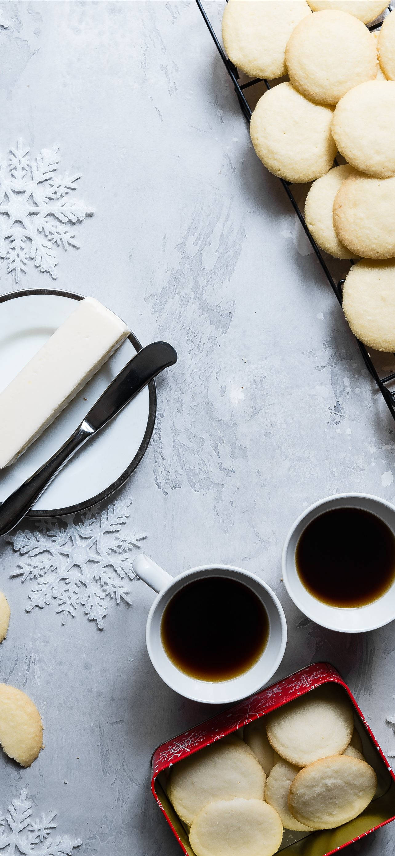 Cookie 桌布 壁紙 — Overhead view of butter cookies coffee and snowflake decorations on a textured gray surface.