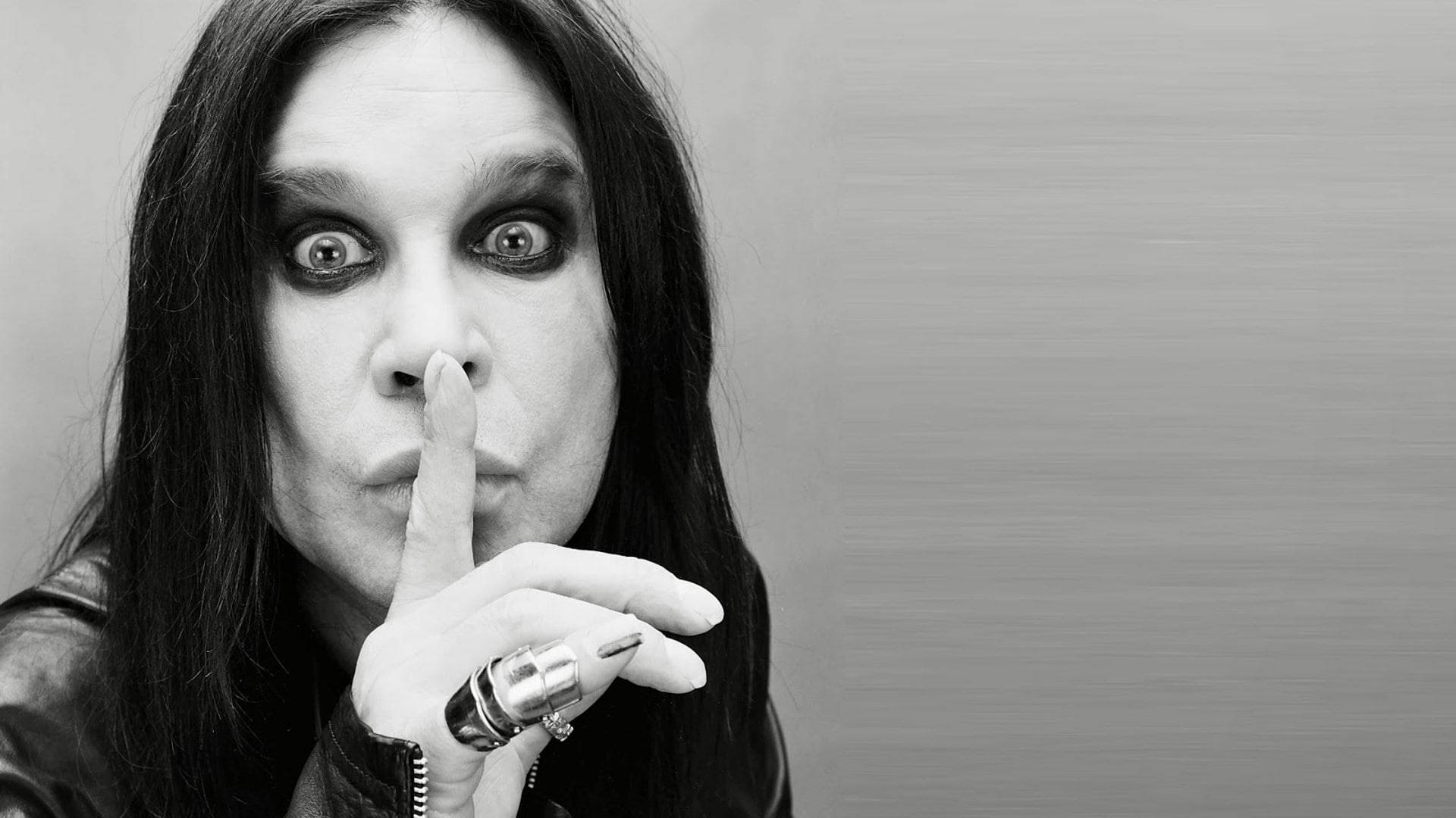 Ozzy Osbourne 桌布 壁紙 — Ozzy Osbourne 做出將手指放在嘴唇上的安靜手勢，一幅清晰的黑白肖像。