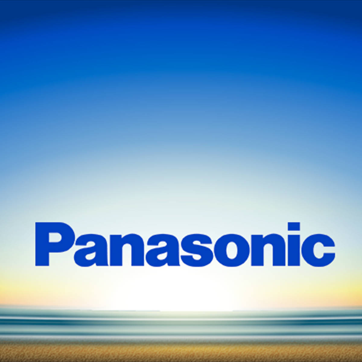 Panasonic 桌布 壁紙 — Panasonic 標誌以粗體藍色文字居中，背景是寧靜的漸變天空和模糊的海洋地平線。