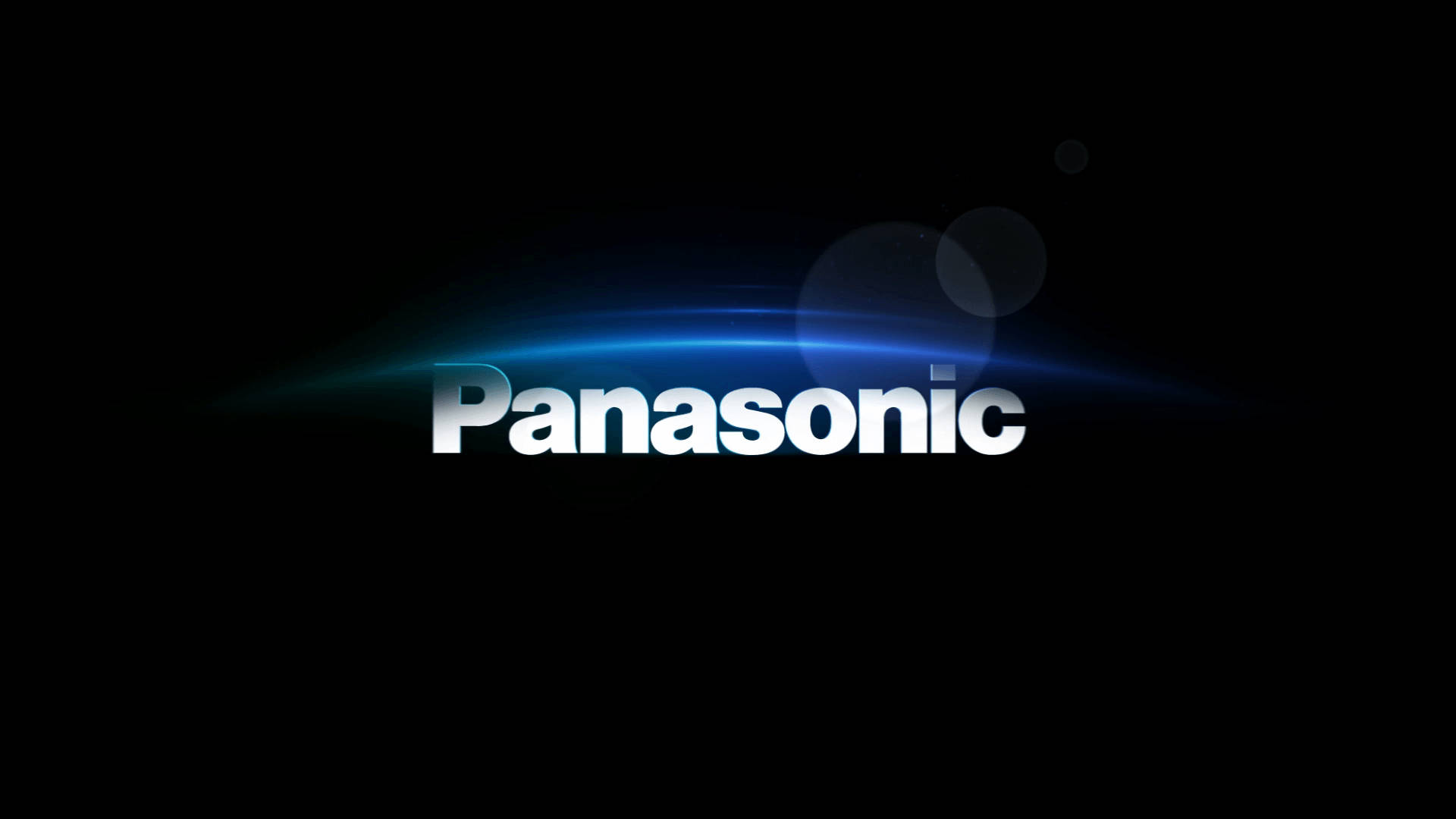 Panasonic 桌布 壁紙 — Panasonic 標誌在純黑色背景上發出充滿活力的藍色光條。