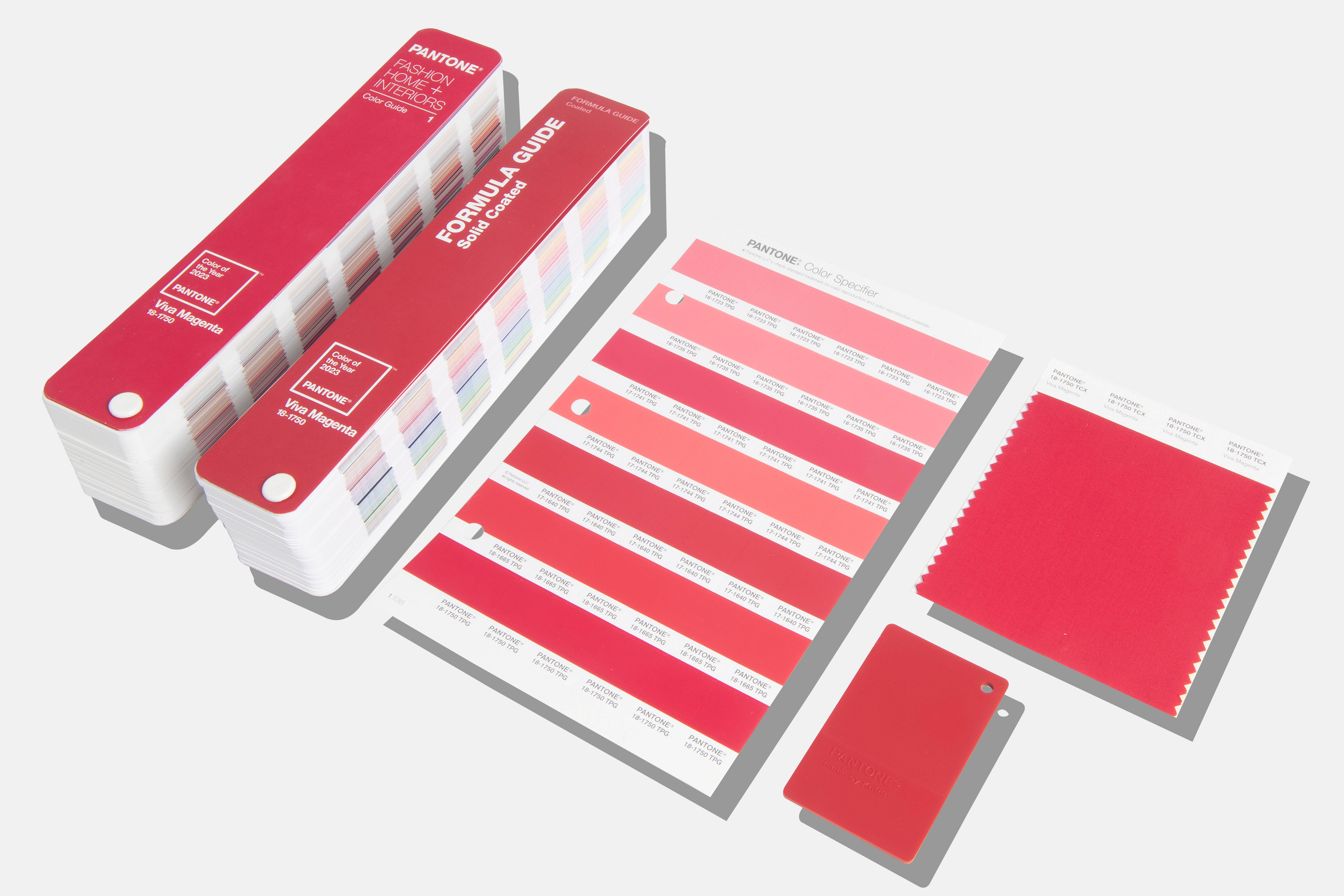粉紅色 桌布 壁紙 — Pantone 色票書和指南攤開，在潔白的表面上展示鮮豔的紅色和粉紅色。