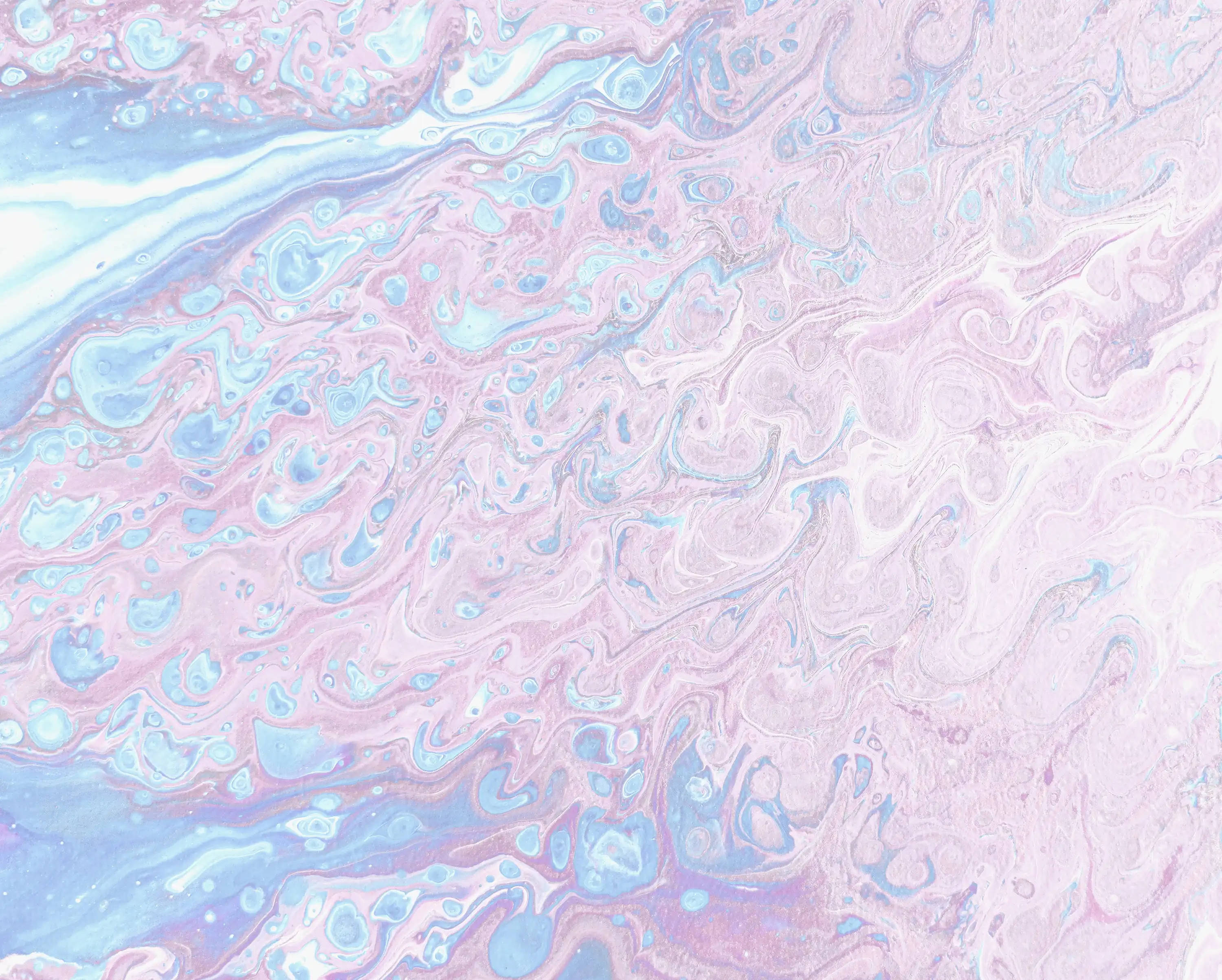 粉紅、藍色和白色的柔和漩渦圖案，呈現抽象流動設計 — Pastel 壁紙