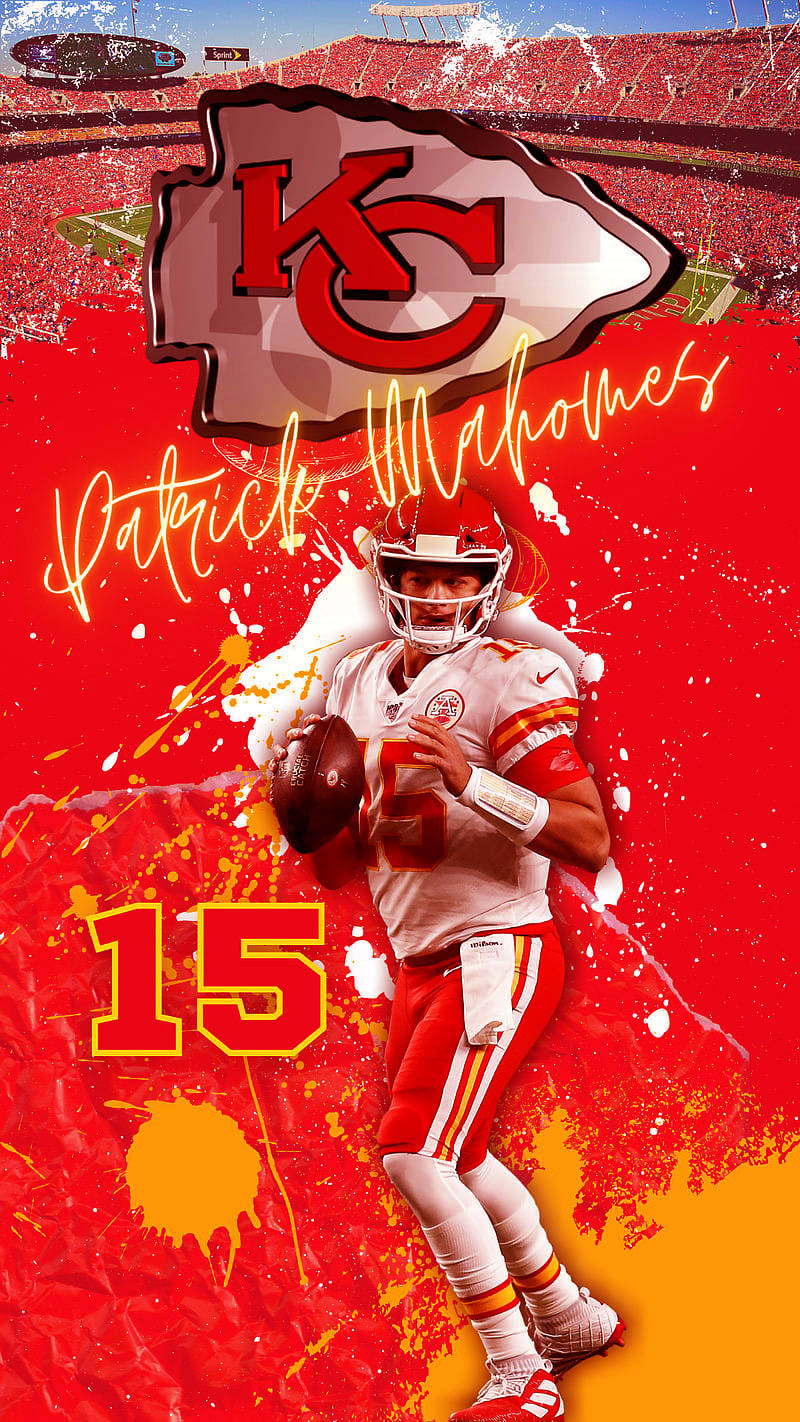 Kansas City Chiefs Logo 桌布 壁紙 — Patrick Mahomes 身穿酋長隊球衣，在充滿活力的紅色和橙色潑濺背景前手持橄欖球，背景上有球隊標誌和他的名字。