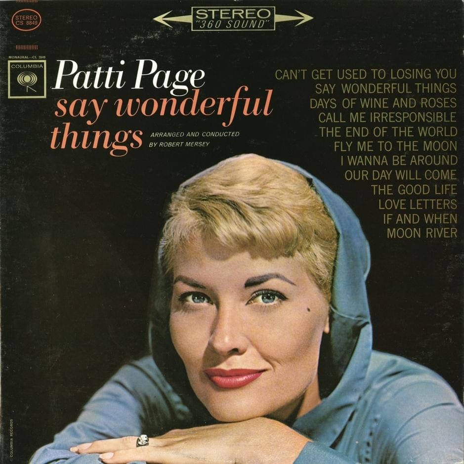 Album Cover 桌布 壁紙 — Patti Page 在復古1960年代專輯封面肖像中，以粗體字型和深色背景溫暖地凝視觀眾。