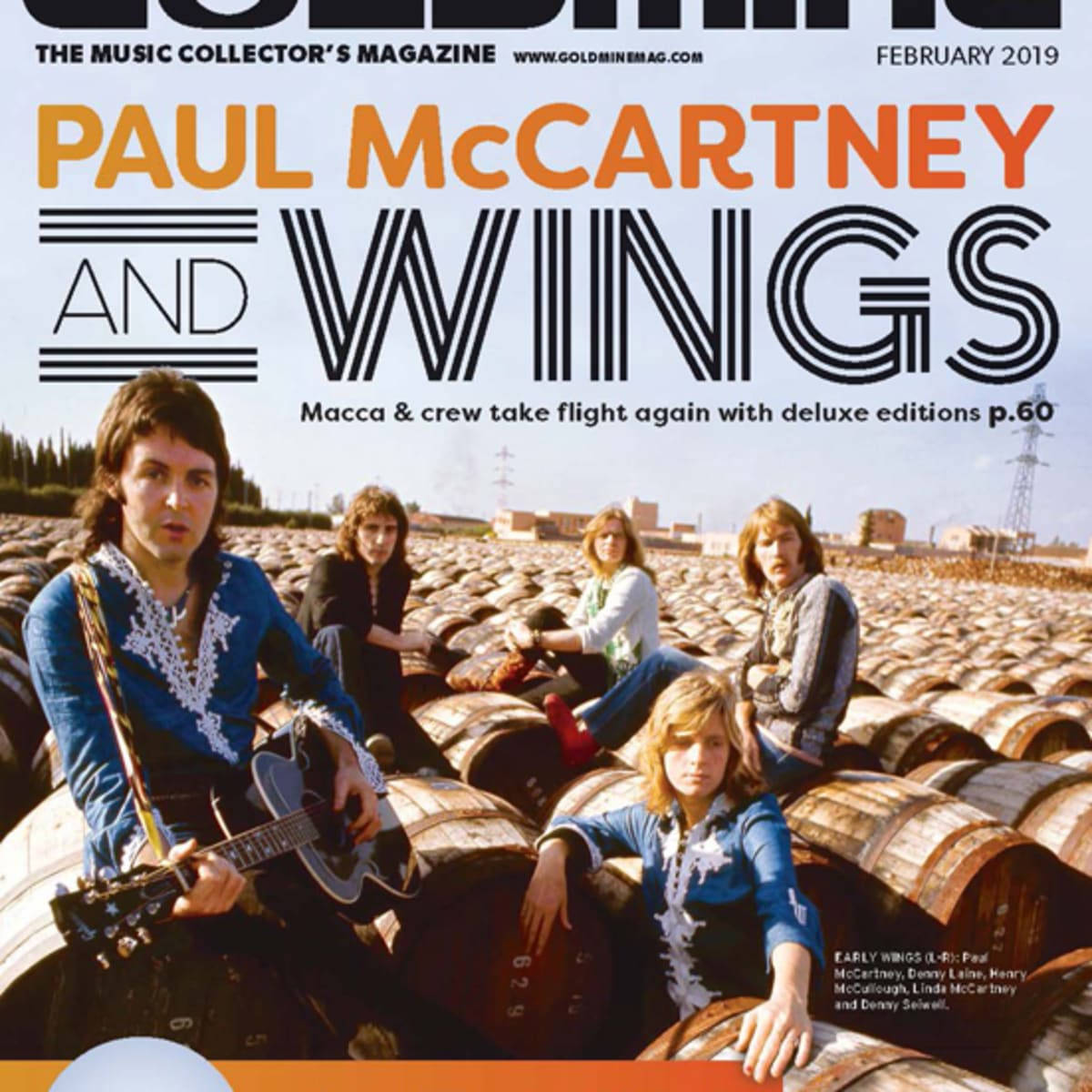 band 桌布 壁紙 — Paul McCartney 與 Wings 在明亮的日光下，隨意地擺姿勢坐在一排排木製酒桶上。