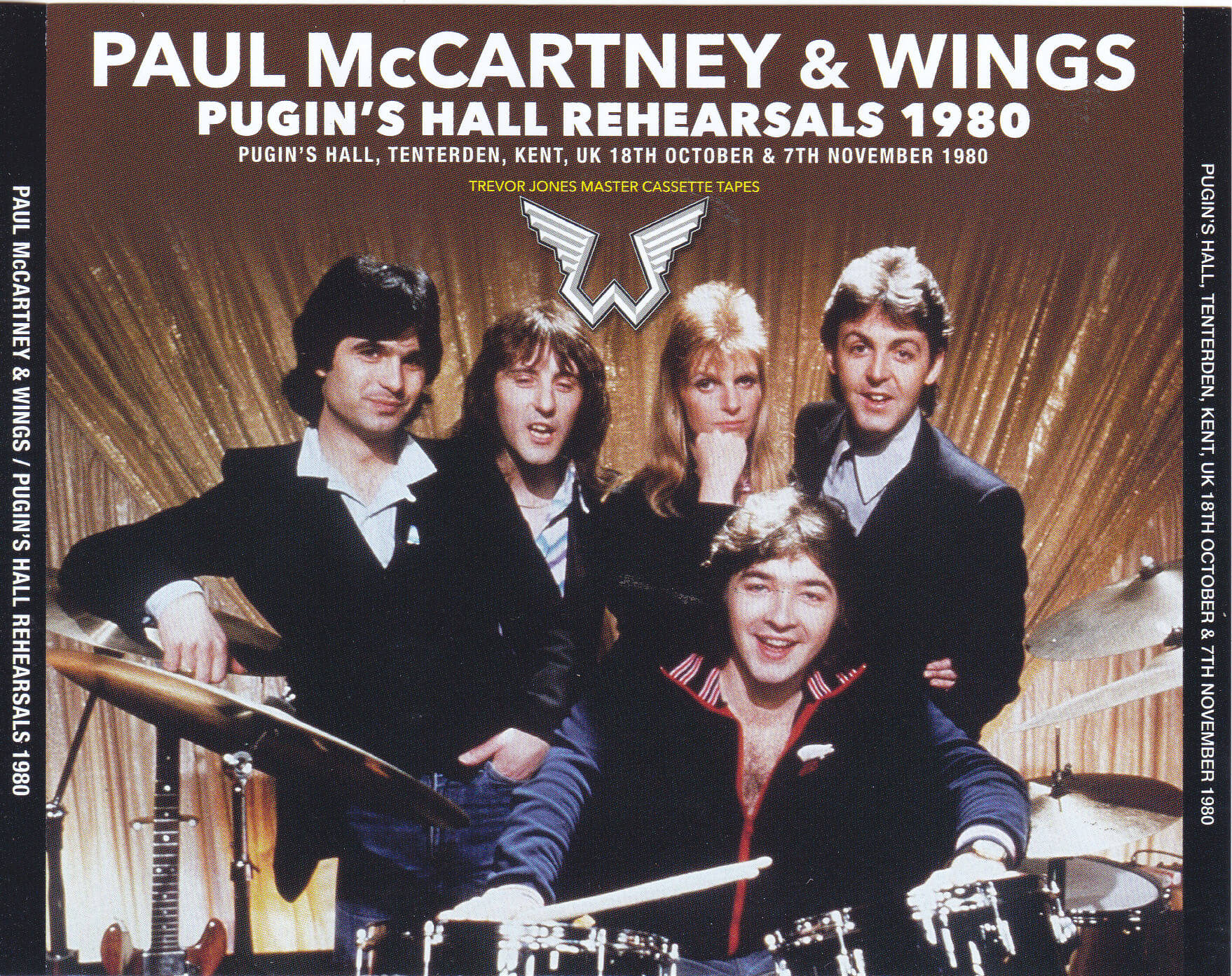 Album Cover 桌布 壁紙 — Paul McCartney 與 Wings 在錄音室中，以金色窗簾為背景，擺出姿勢，身旁有鼓和吉他。