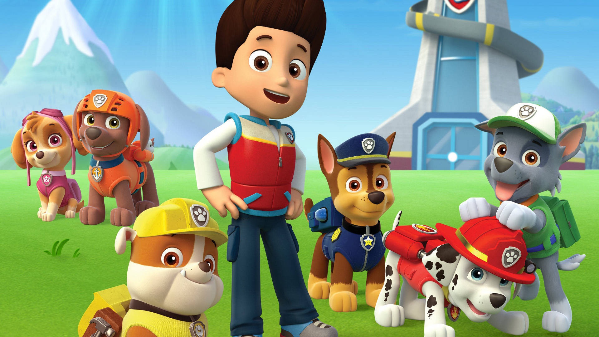 汪汪隊立大功 桌布 壁紙 — Paw Patrol 團隊和Ryder在綠草上，於他們的塔前愉快地站立，背景是雪山。
