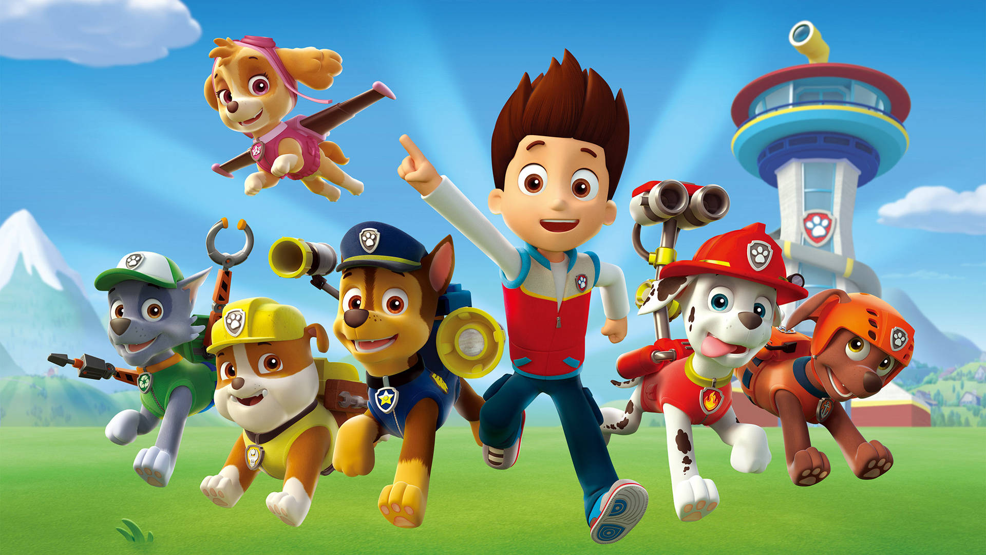 汪汪隊立大功 桌布 壁紙 — Paw Patrol 團隊在明亮的藍天下，背景有塔和山，開心地在外擺姿勢。