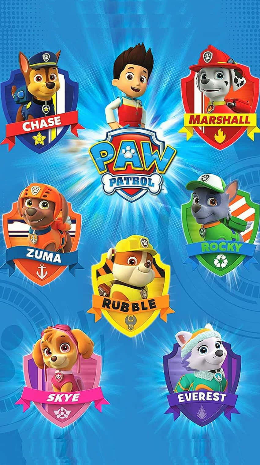 Skye Paw Patrol 桌布 壁紙 — Paw Patrol 團隊成員以色彩繽紛的盾牌徽章從中央標誌向外放射，背景為充滿活力的藍色。
