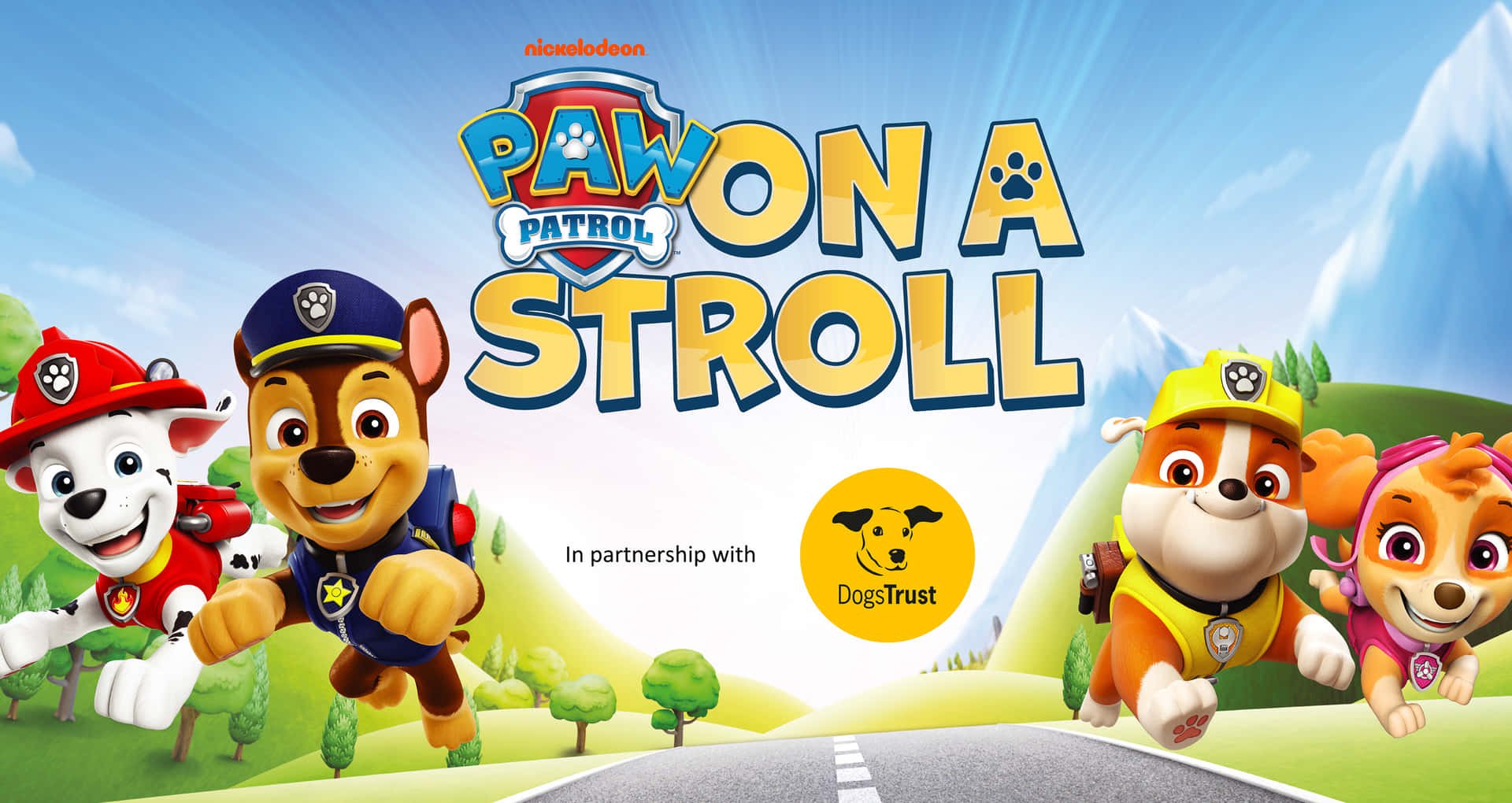 汪汪隊立大功 桌布 壁紙 — Paw Patrol 小狗們在晴朗的藍天下，沿著蜿蜒的道路快樂地奔跑，穿過明亮的陽光風景。