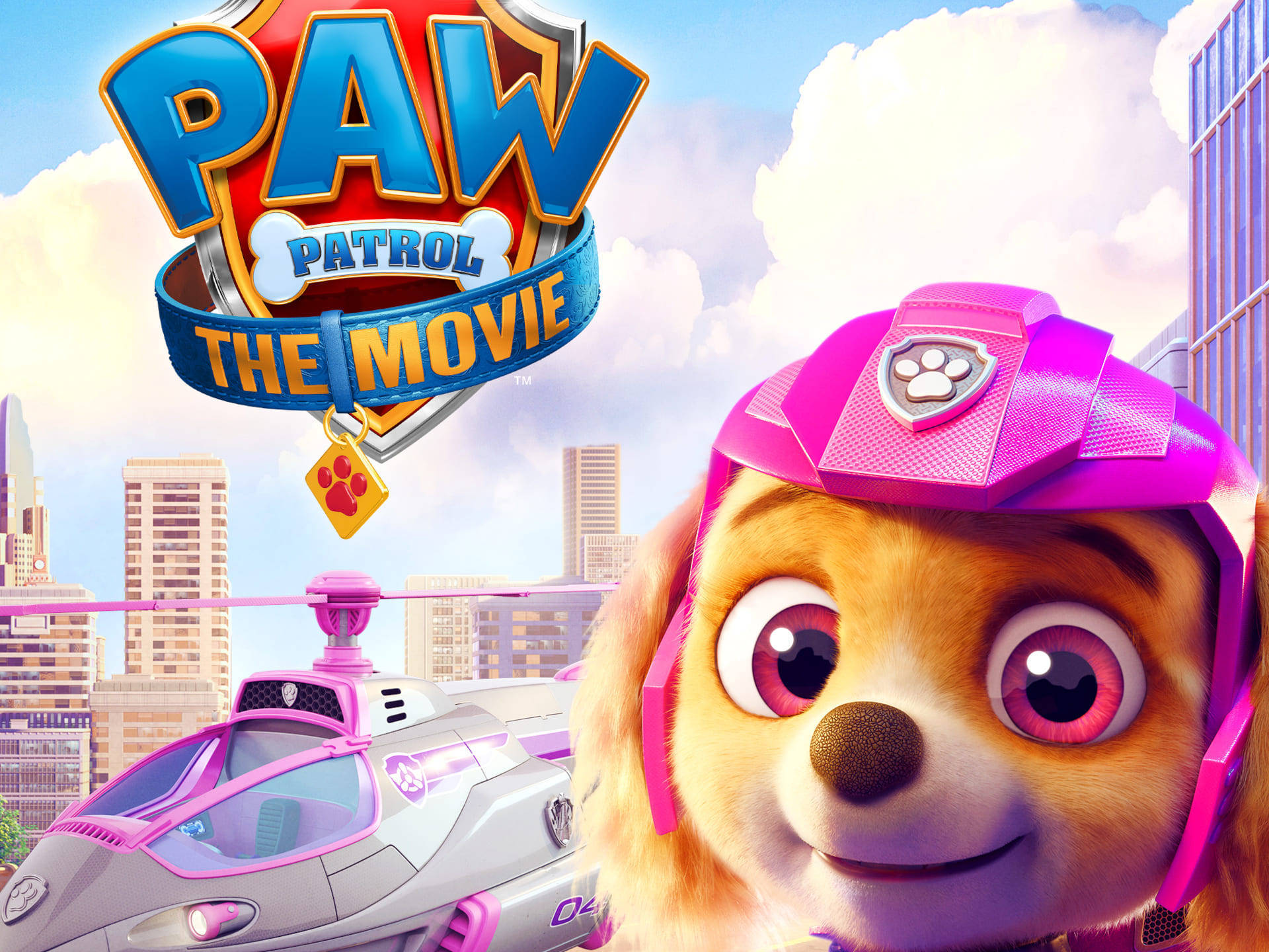 電影 桌布 壁紙 — Paw Patrol 的 Skye 戴著粉紅色頭盔，在她的直升機旁邊，在陽光明媚的城市天際線背景下燦爛微笑。