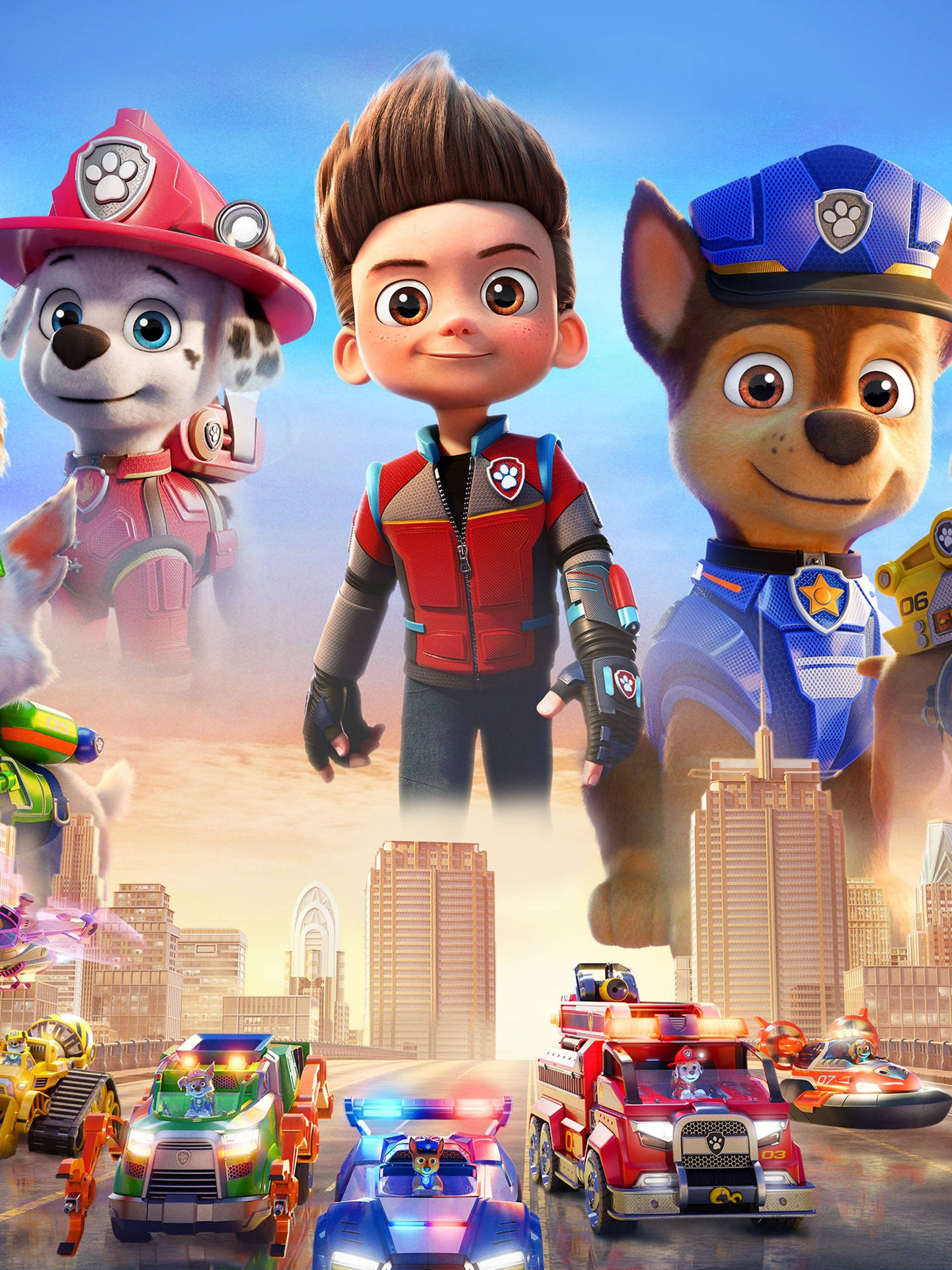 狗 桌布 壁紙 — Paw Patrol 英雄和他們的救援車輛在明亮的藍天下，以城市天際線為背景準備就緒。