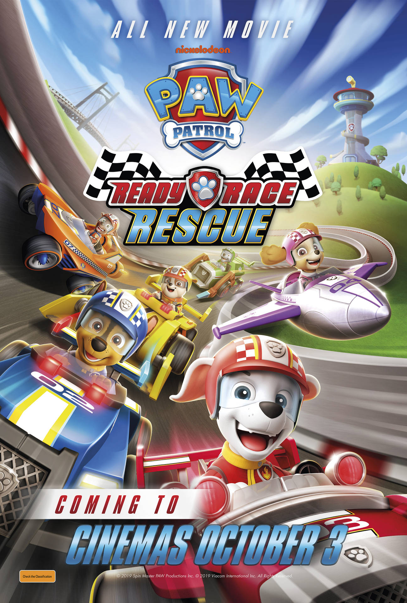 電影動圖 桌布 壁紙 — Paw Patrol 角色在晴朗藍天下，駕駛色彩繽紛的車輛在蜿蜒賽道上競賽。