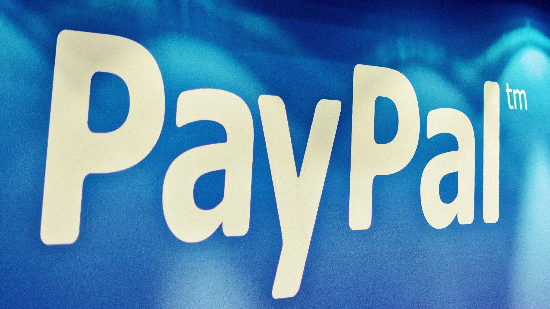 PayPal 桌布 壁紙 — PayPal 標誌的特寫，白色文字，帶有紋理的藍色背景，柔和燈光。