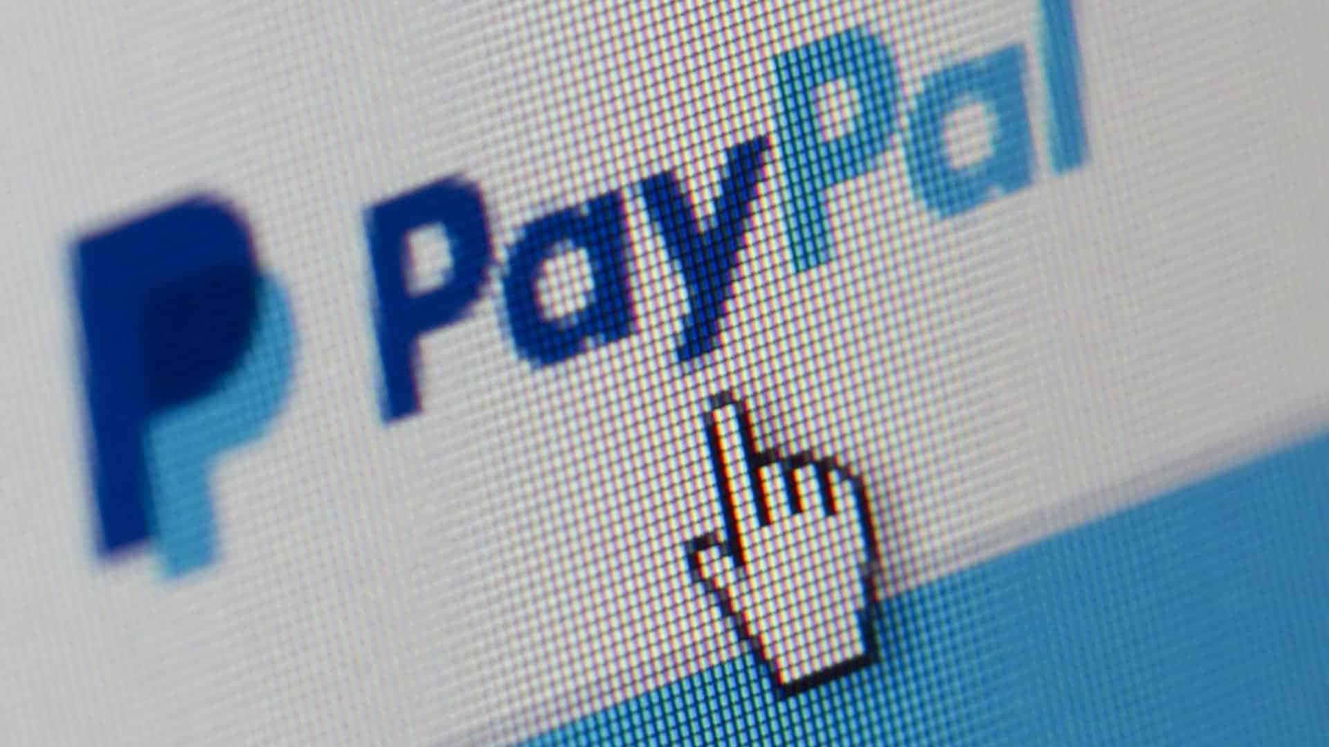 PayPal 標誌顯示在電腦螢幕上 壁紙