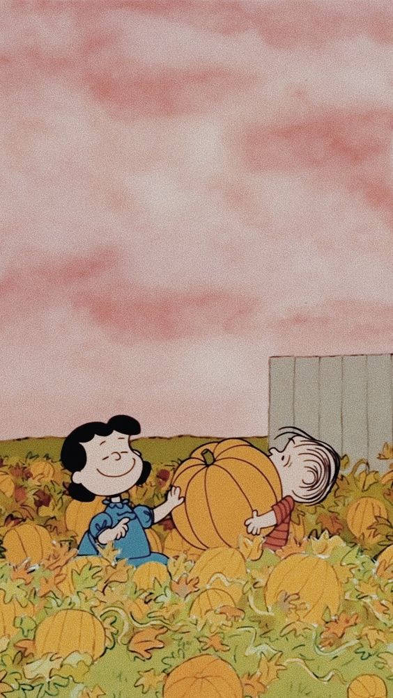 Snoopy Halloween 桌布 壁紙 — Peanuts 角色在柔和的粉紅色和藍色天空下的南瓜田裡大笑。