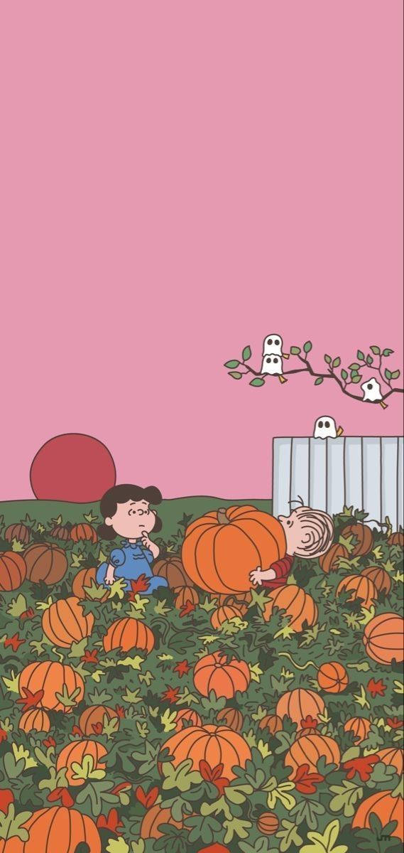 Snoopy Halloween 桌布 壁紙 — Peanuts 角色在粉紅色天空下探索南瓜田，圍欄上棲息著幽靈般的身影。