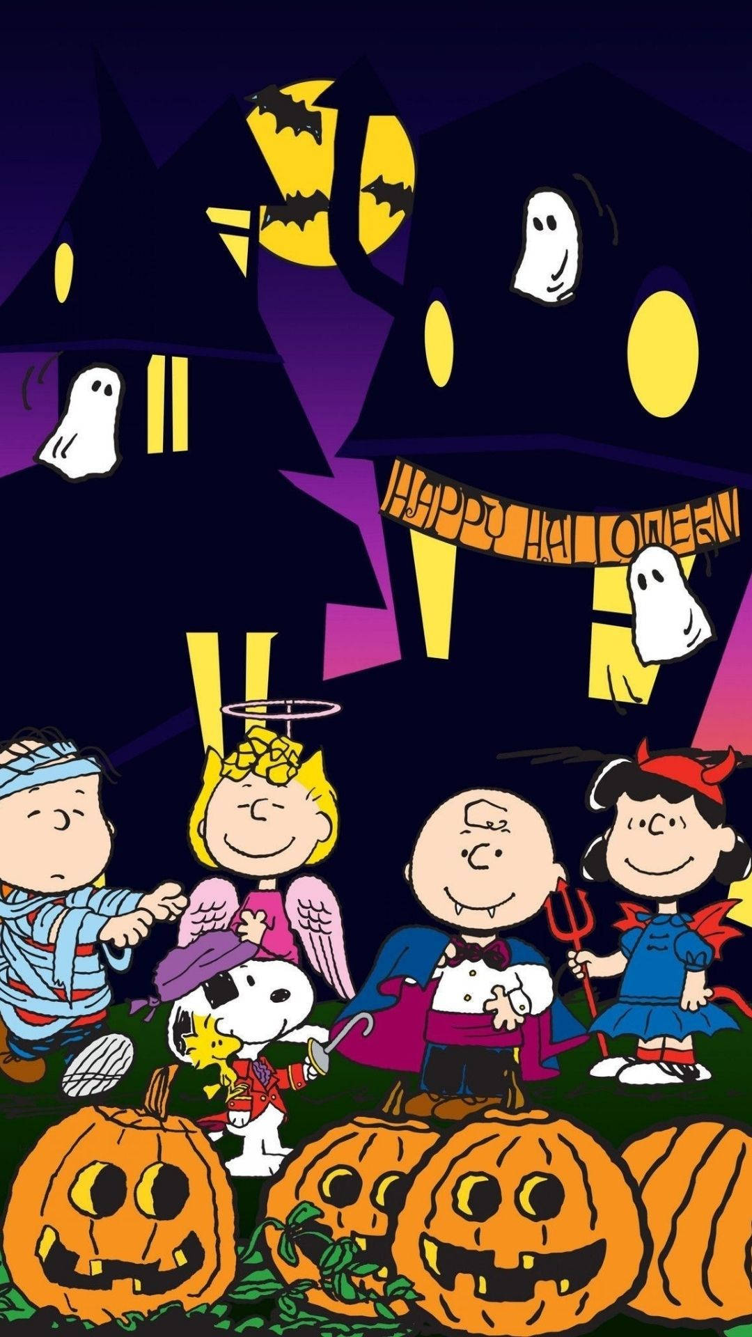 卡通萬聖節 桌布 壁紙 — Peanuts 角色穿著萬聖節服裝，站在傑克南瓜燈前，背景是鬼屋、幽靈和蝙蝠。