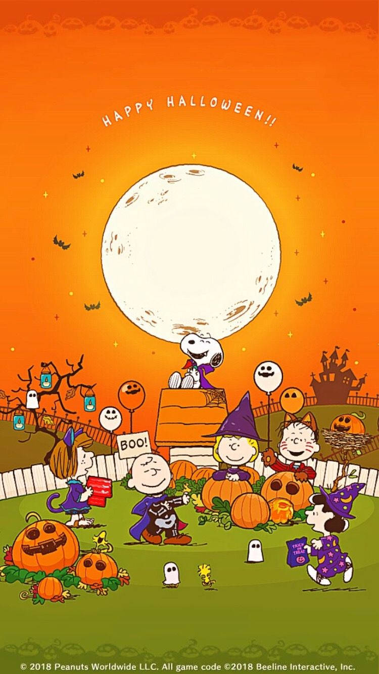 Snoopy Halloween 桌布 壁紙 — Peanuts 角色穿著萬聖節服裝，在橙色天空下聚集在巨型月亮下，周圍有南瓜、鬼魂和蝙蝠。