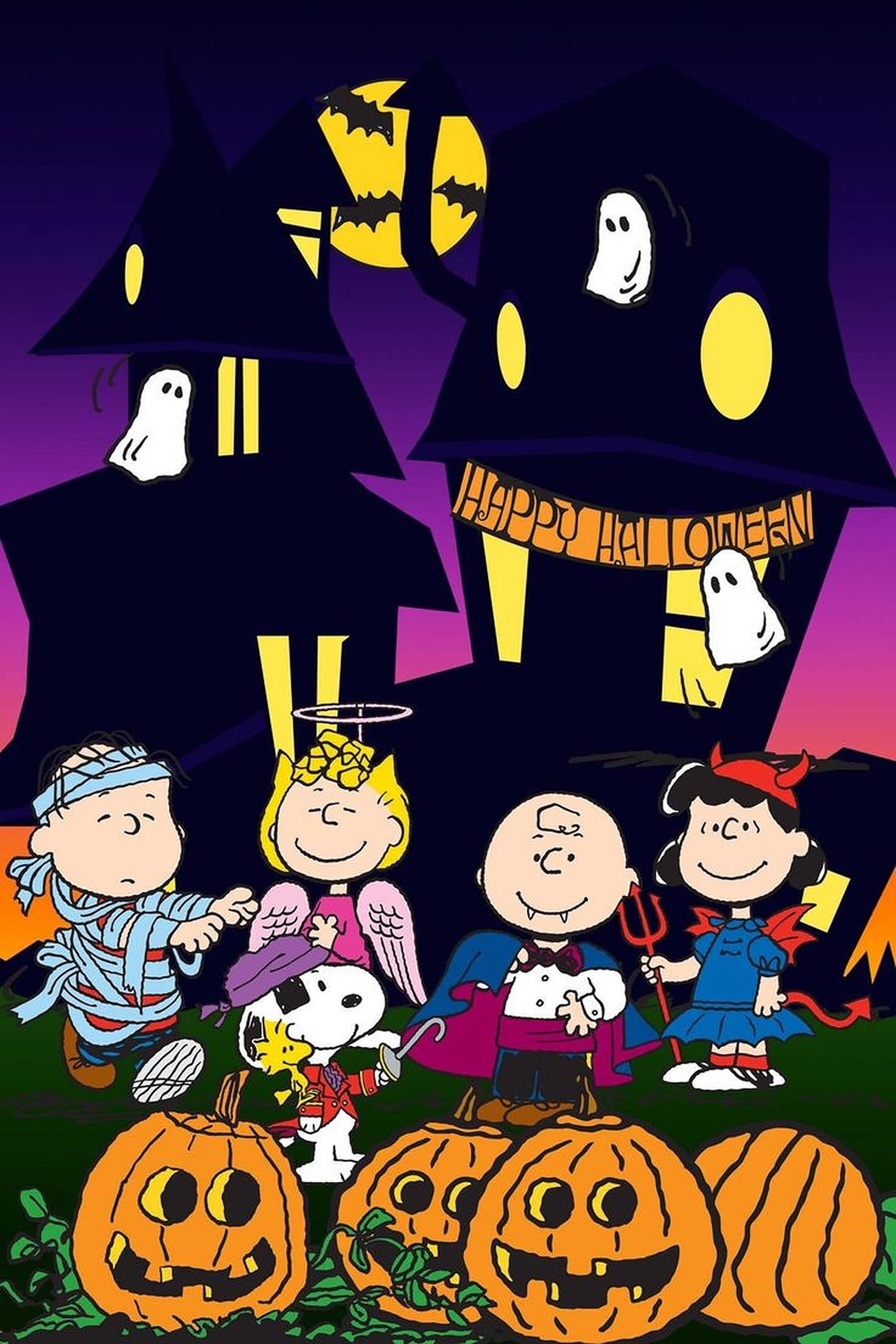 查理布朗萬聖節 桌布 壁紙 — Peanuts 角色穿著萬聖節服裝，站在傑克南瓜燈前，背景是鬼魂和蝙蝠出沒的恐怖鬼屋。