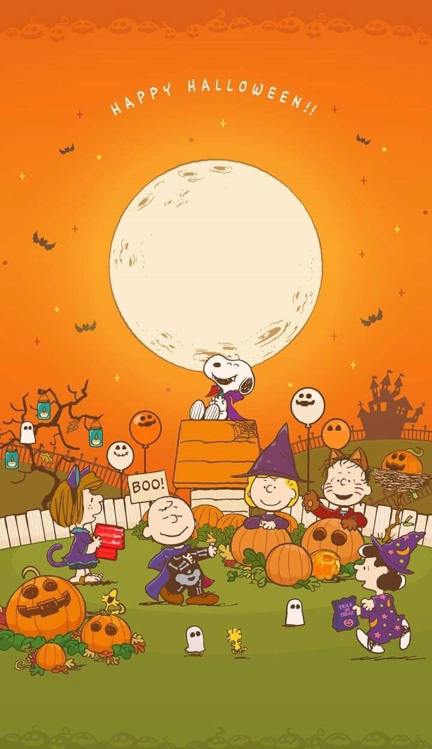查理布朗萬聖節 桌布 壁紙 — Peanuts 角色穿著萬聖節服裝，在滿月下聚集，周圍有南瓜、鬼魂和蝙蝠，呈現橙色暮色場景。