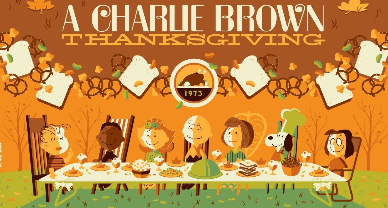 Peanuts 角色在戶外享受感恩節晚餐，搭配秋季裝飾。