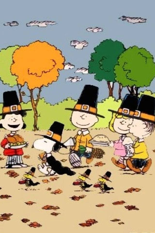 Peanuts角色打扮成朝聖者，在戶外與秋葉一起慶祝感恩節。