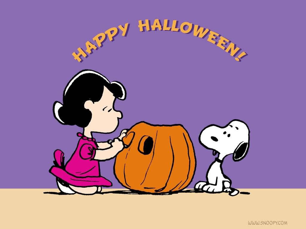 Snoopy Halloween 桌布 壁紙 — Peanuts角色露西和史努比在紫色天空下一同雕刻南瓜，並帶有「Happy Halloween！」文字。
