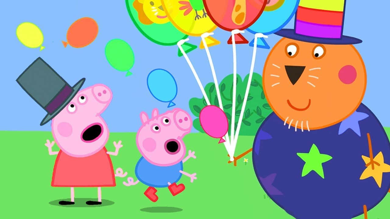 Grandpa Pig 桌布 壁紙 — 佩佩豬和她的弟弟興奮地看着一隻快樂的橙色貓魔術師拿着色彩繽紛的氣球，背景是明亮的藍天。