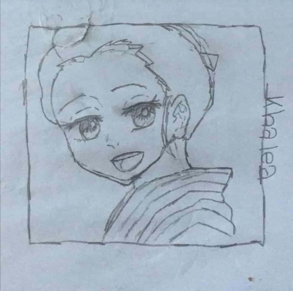 Demon Slayer Corps 桌布 壁紙 — 一個快樂的動漫女孩，大眼睛，頭髮上繫著蝴蝶結，微笑著看著觀眾的鉛筆素描。