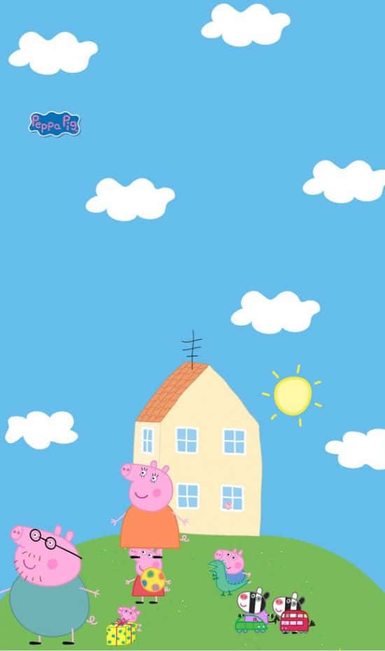 Granny Pig 桌布 壁紙 — Peppa Pig 和家人站在綠色山丘上，前面是他們的黃色房子，上方是明亮的藍天，有蓬鬆的雲朵和微笑的太陽。