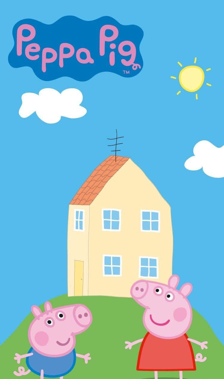 Granny Pig 桌布 壁紙 — Peppa Pig 和 George 站在綠色山丘上，在明亮的藍天下微笑，背景有黃色房子和太陽。