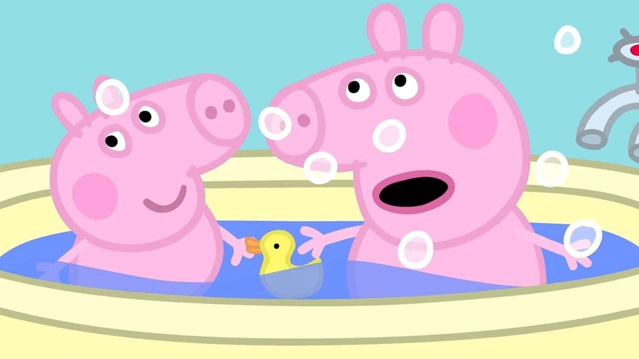 Grandpa Pig 桌布 壁紙 — Peppa Pig 和她的媽媽在充滿泡泡的浴缸裡與橡膠鴨子嬉戲潑水。