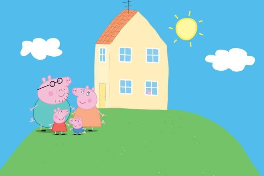 Granny Pig 桌布 壁紙 — Peppa Pig 一家開心站在綠色山丘上，前面是他們的黃色房子，上方是晴朗的藍天和微笑的太陽。