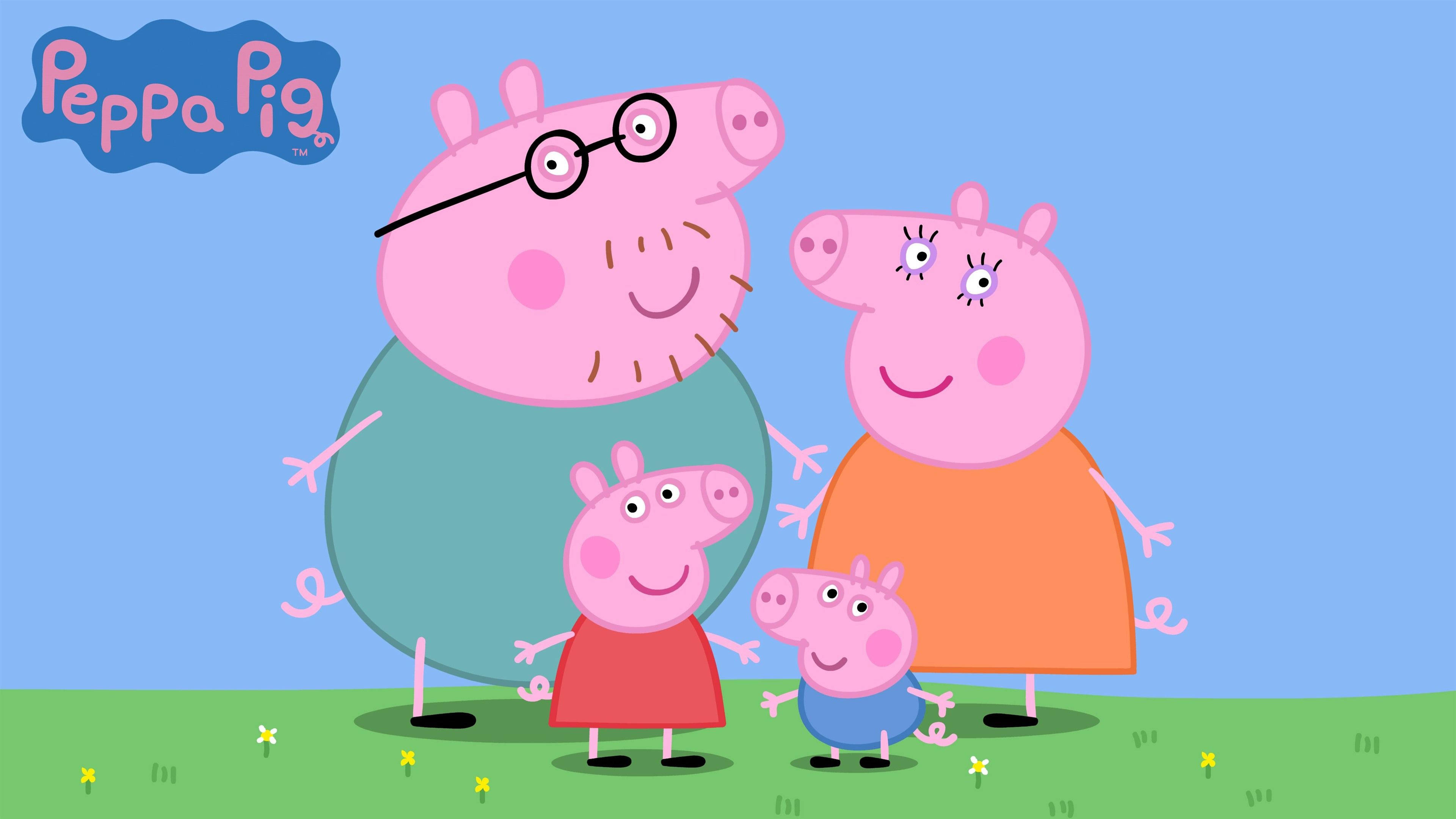 佩佩豬 桌布 壁紙 — Peppa Pig 一家四口站在綠色草地上，在晴朗的藍天下微笑，旁邊有小黃花。