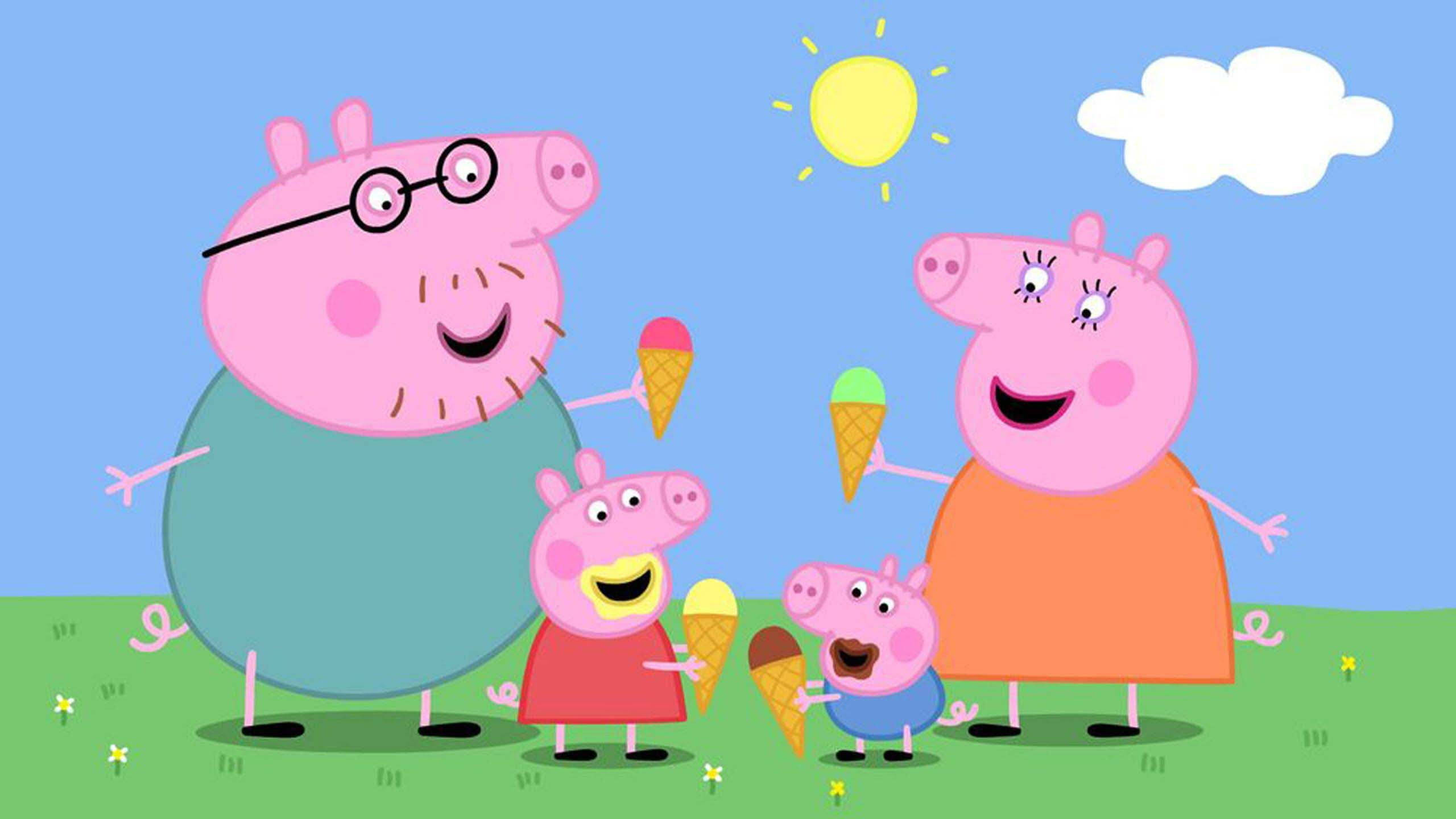 Peppa 桌布 壁紙 — Peppa Pig 一家在明亮的陽光下，在綠色的田野上，伴著一朵雲，開心地享用冰淇淋。