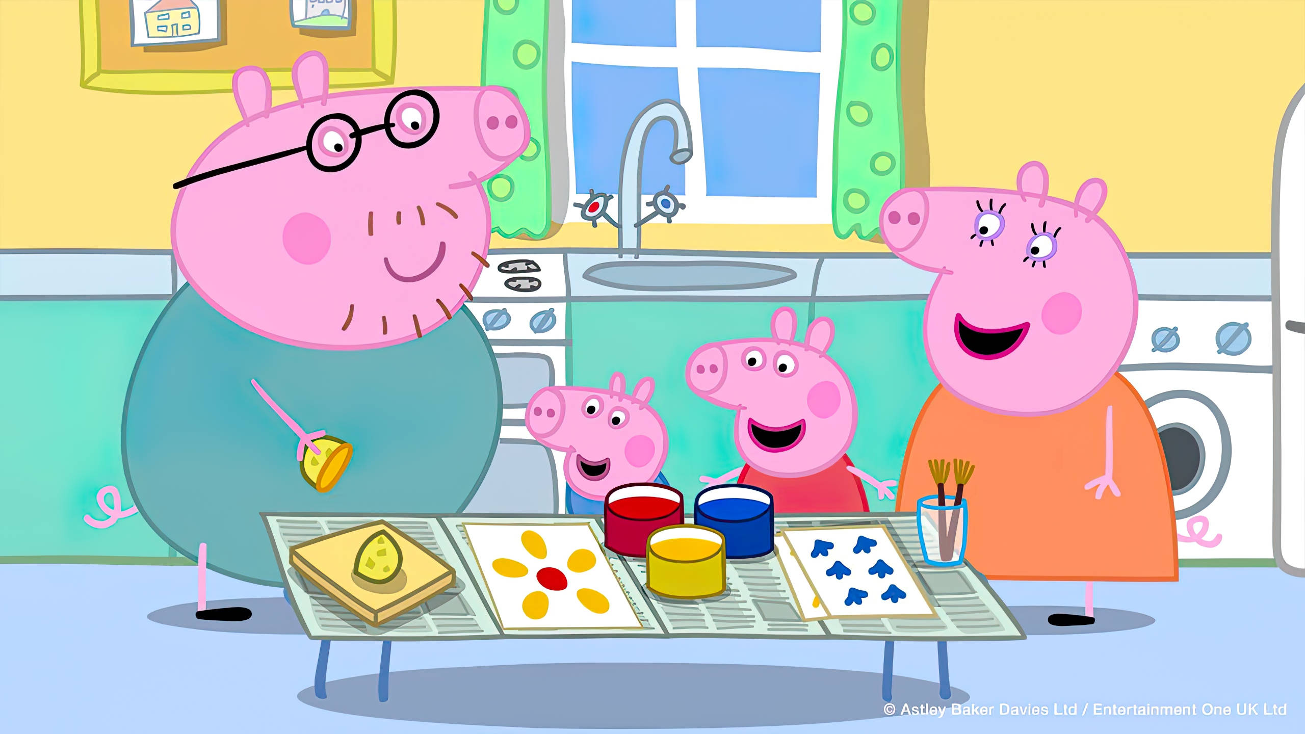 Cartoon 桌布 壁紙 — Peppa Pig 一家在明亮的廚房裡快樂地畫畫，周圍有色彩繽紛的藝術用品和歡樂的表情。