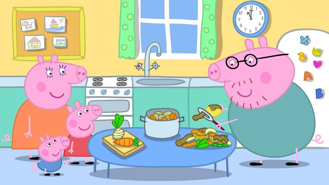 Peppa Pig Family 桌布 壁紙 — Peppa Pig 一家在明亮的廚房裡歡聚，豬爸爸正在上菜，享受愉快的用餐時光。