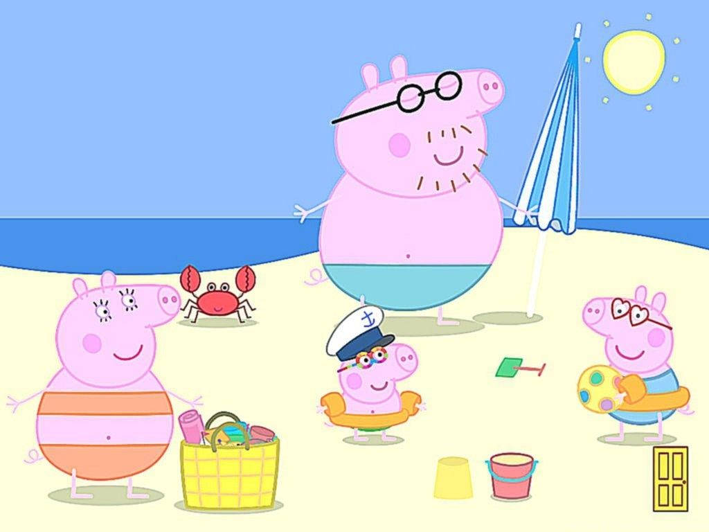 佩佩豬 桌布 壁紙 — Peppa Pig 一家在明亮的黃太陽下，享受陽光沙灘日，有螃蟹沙玩具和藍色遮陽傘。