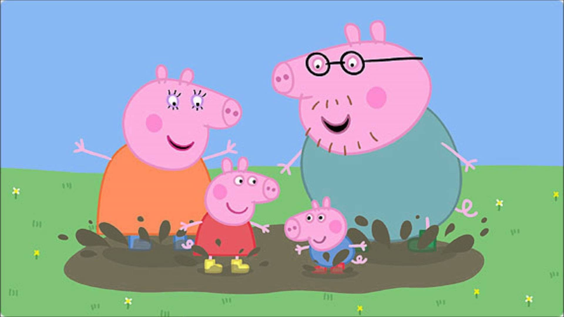 佩佩豬 桌布 壁紙 — Peppa Pig 一家在晴朗藍天下，於明亮的綠色田野上快樂地濺起泥水坑。