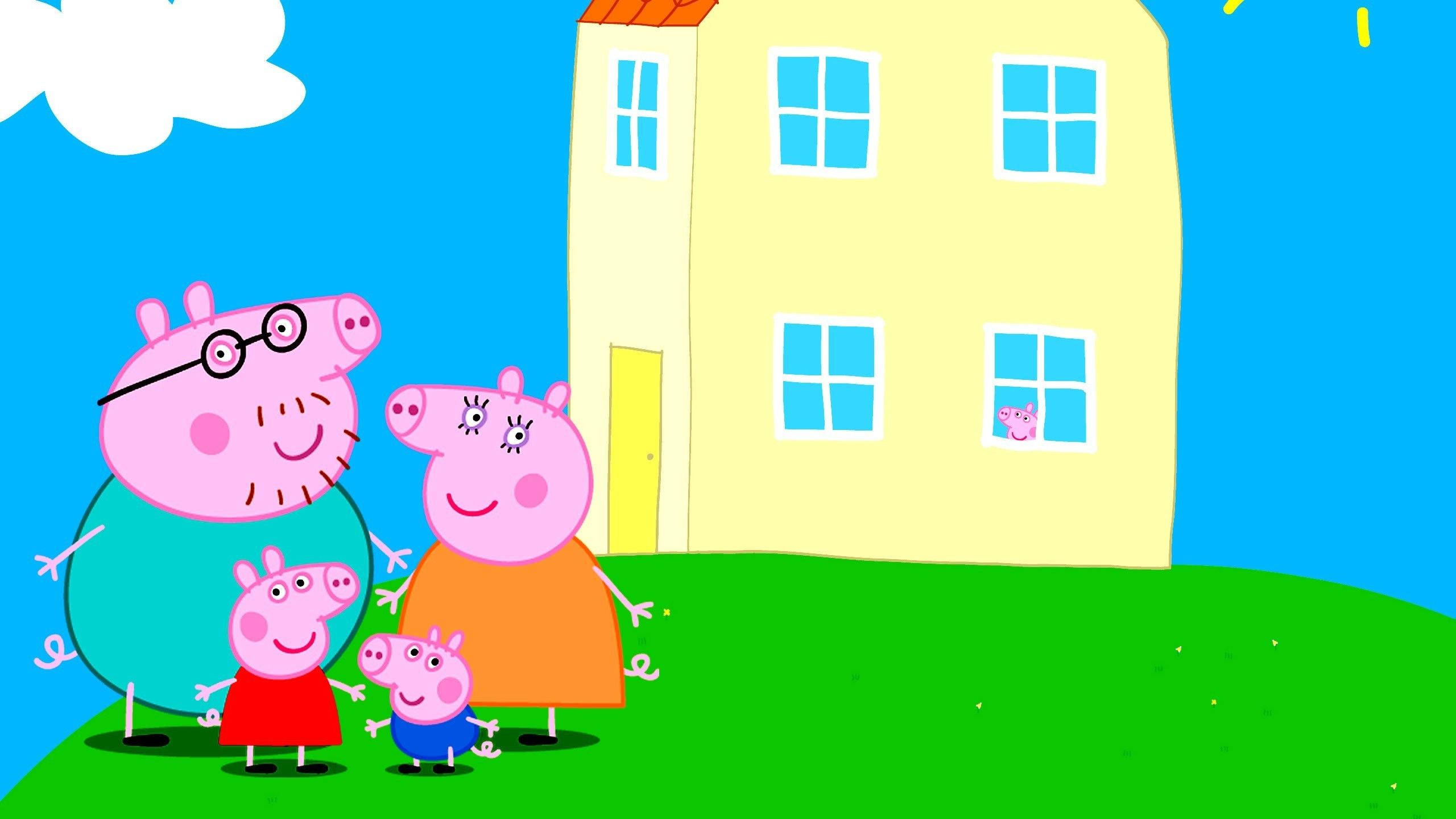 佩佩豬 桌布 壁紙 — Peppa Pig 一家在藍天白雲下站在黃色房子前面微笑。