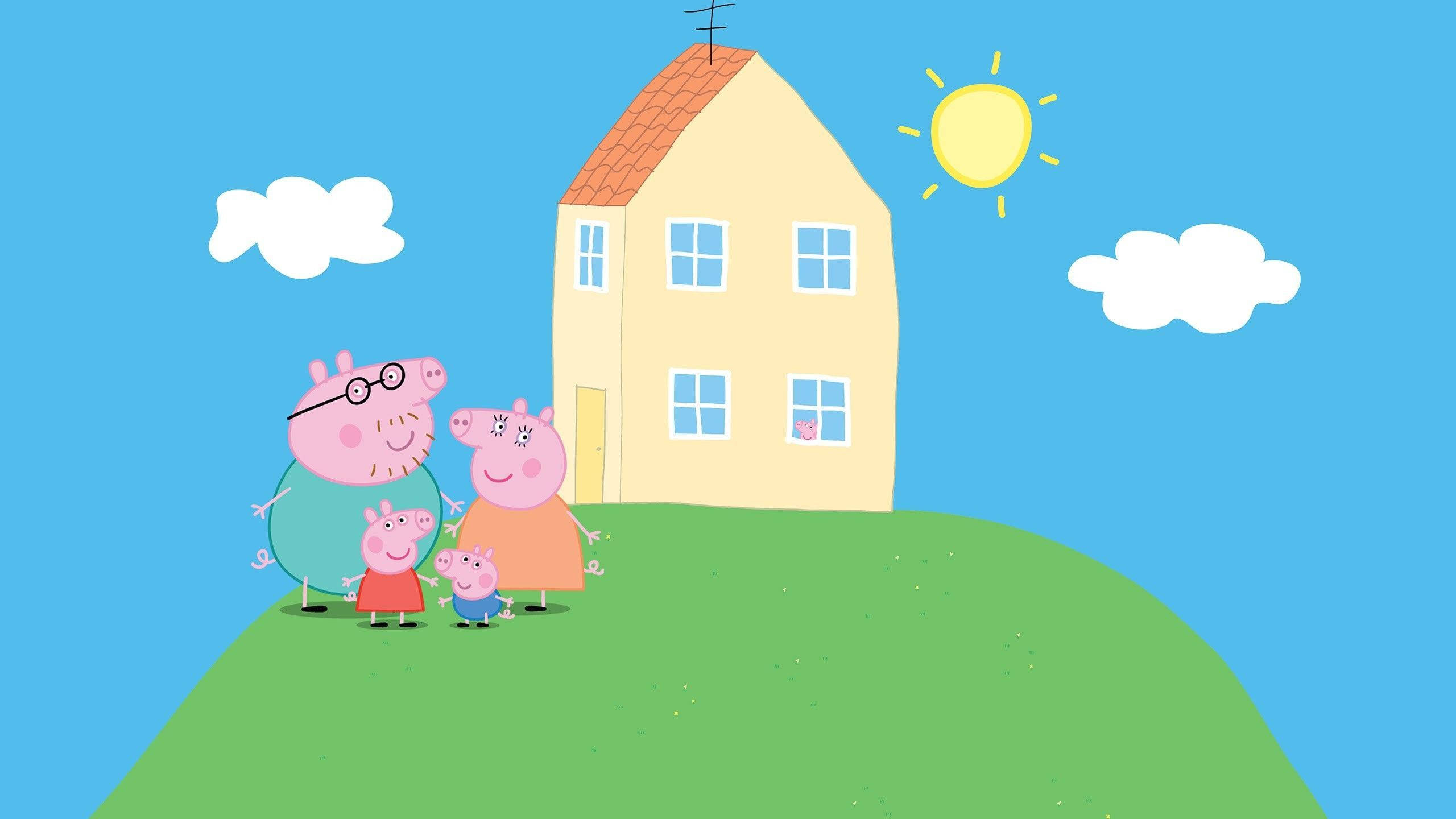 Cartoon Network Characters 桌布 壁紙 — Peppa Pig 一家在陽光和雲朵的明亮藍天下，站在黃色房子前的綠色山丘上微笑。