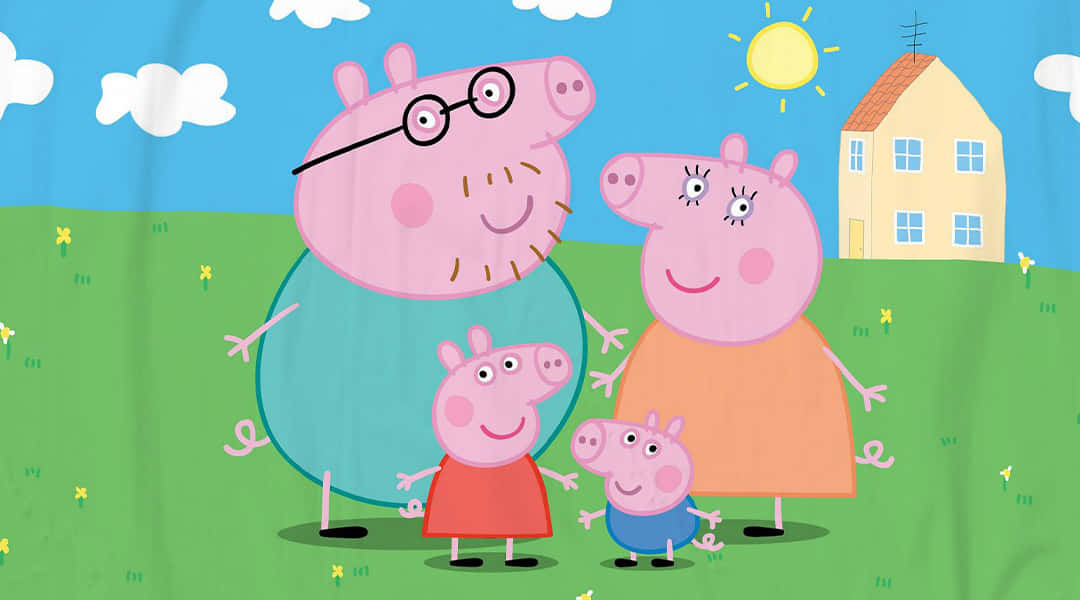 Peppa Pig Family 桌布 壁紙 — Peppa Pig 一家在陽光明媚的田野中微笑，背後有黃色房屋和藍天。