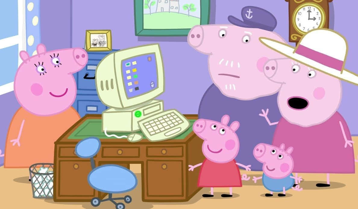 Granny Pig 桌布 壁紙 — Peppa Pig 一家聚集在他們紫色牆壁的客廳中，圍繞著一台復古米色電腦。