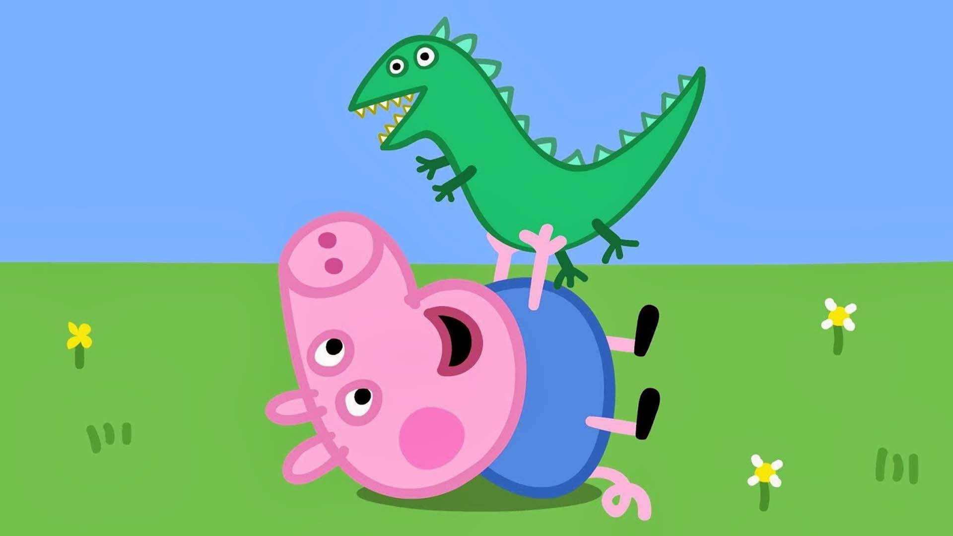 Peppa 桌布 壁紙 — Peppa Pig 仰臥在草地上，一隻綠色恐龍頑皮地站在她的肚子上，天空清澈湛藍。