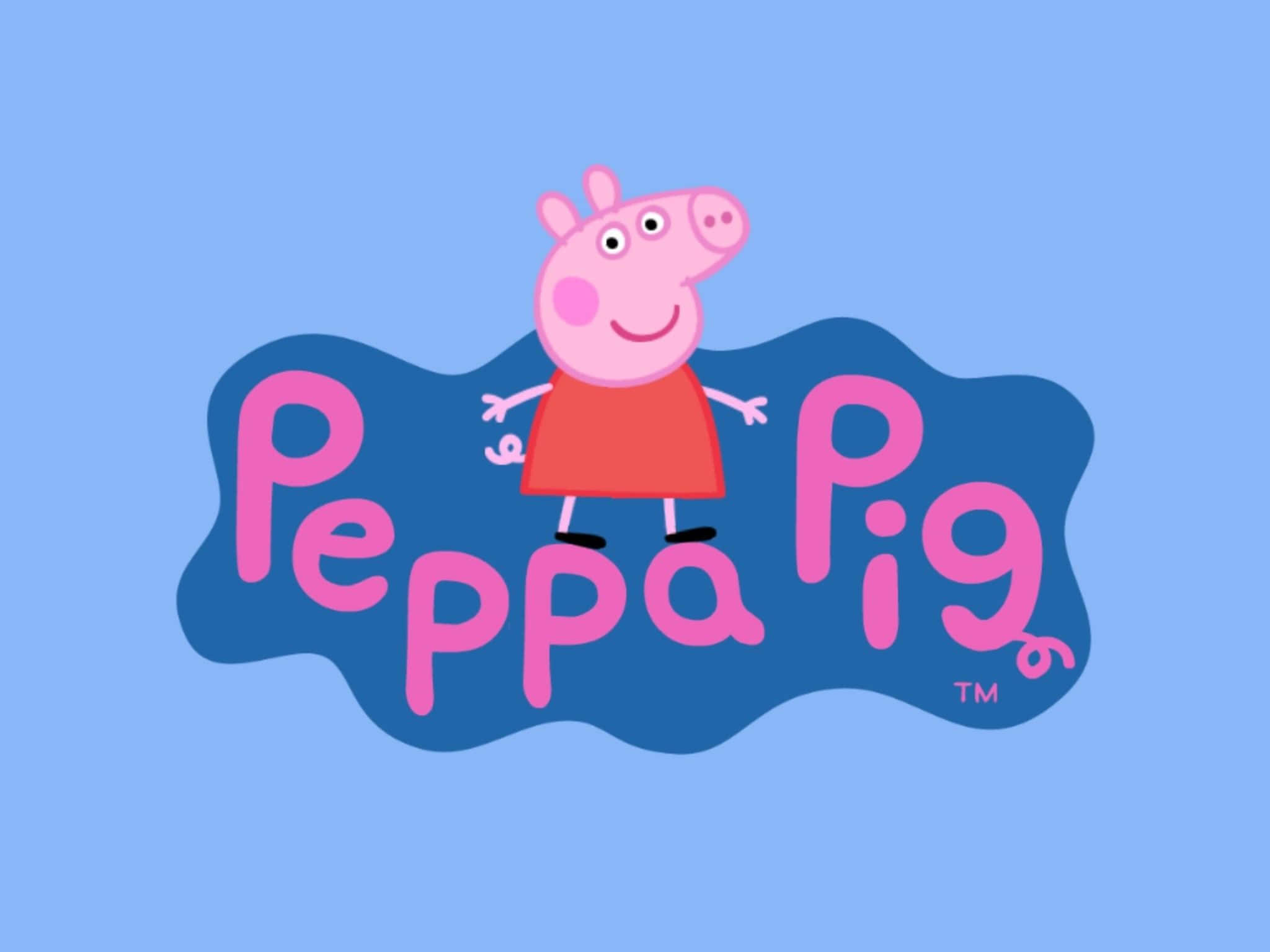 Pig 桌布 壁紙 — Peppa Pig 卡通角色愉快地站在她節目的粉紅色標誌上，背景為淺藍色。